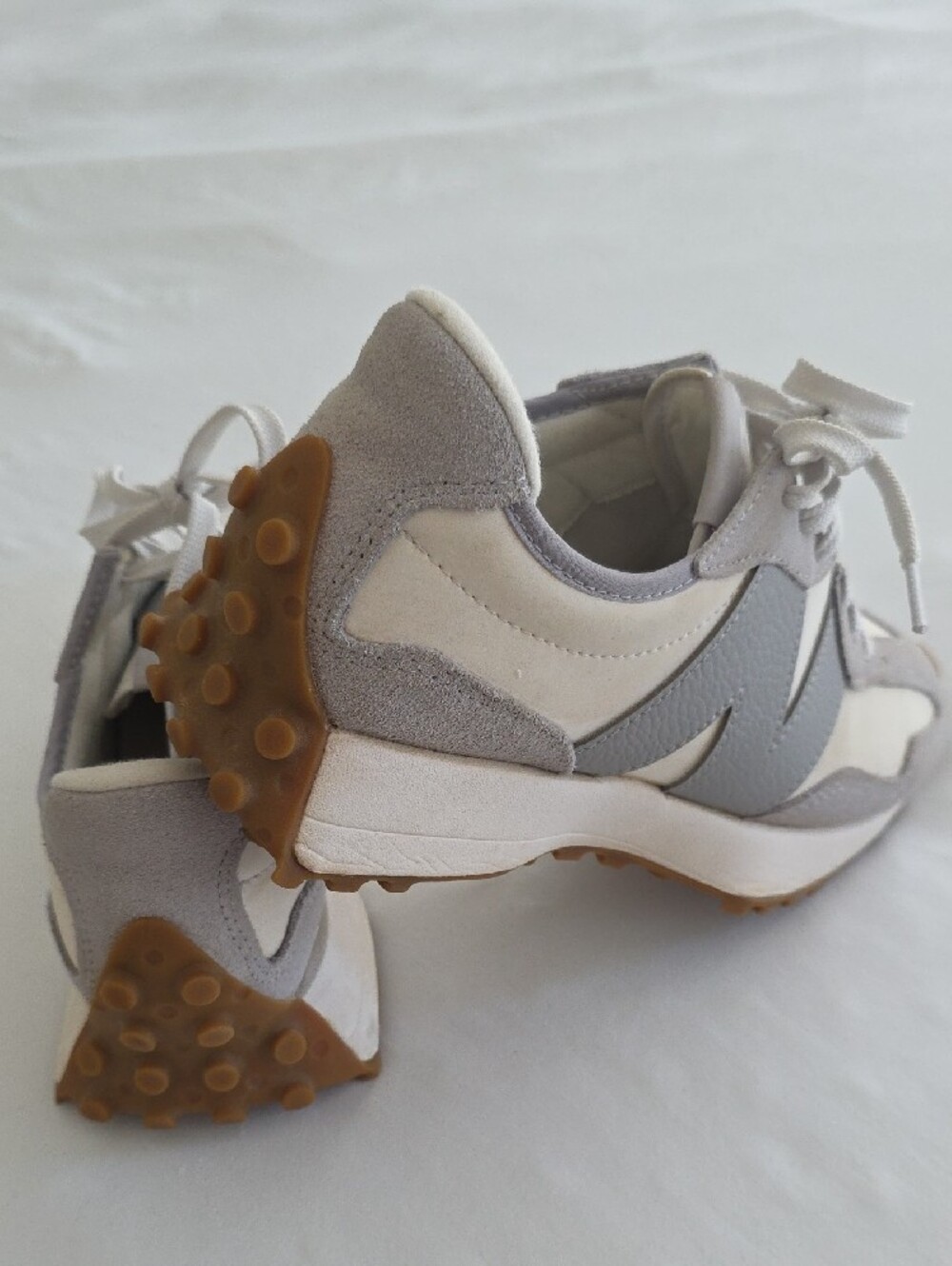NEW BALANCE 327 Women’s Retro Trainer Sneakers in White and Light Gray - Picture 2 of 9